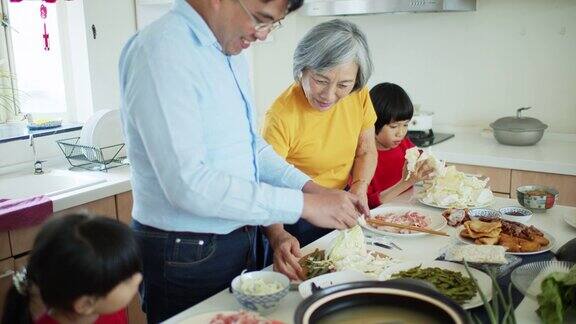 孩子们帮爸爸和奶奶做饭过春节