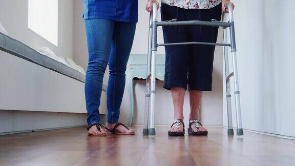 护士帮助老年妇女使用步行架低节