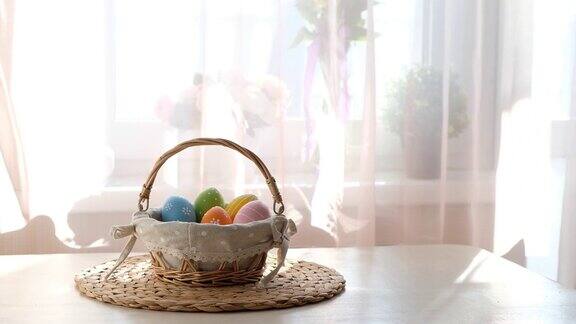 复活节彩蛋在白木桌上的桶里复活节快乐背景