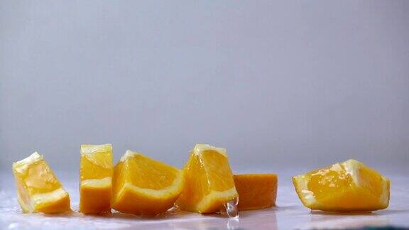 慢镜头中水溅在橙子上