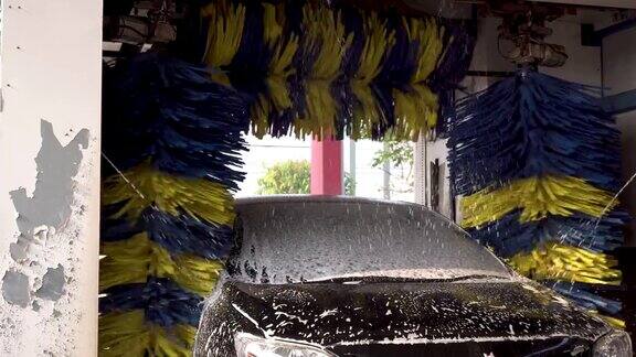 汽车被自动机器用肥皂清洗