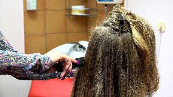 美发师在美容院为女性做长发发型4k