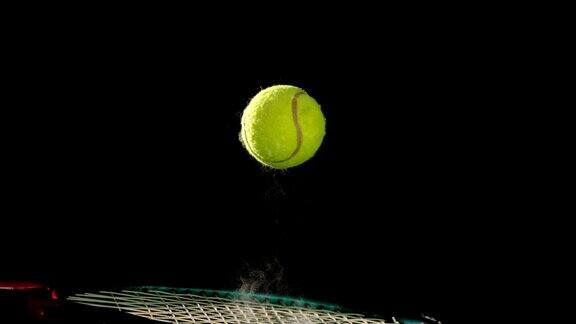 拍在球拍上的网球