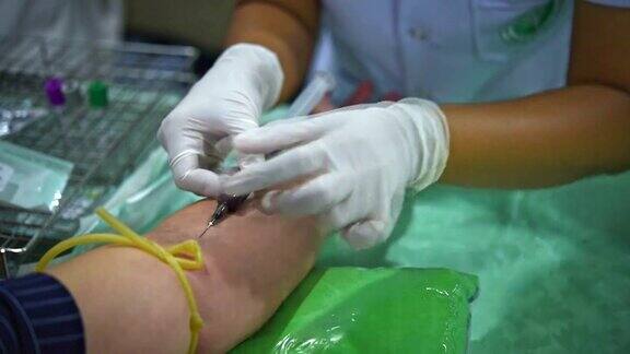 亚洲人在医院做健康验血