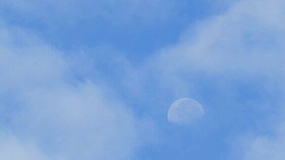 月亮和云飘过天空