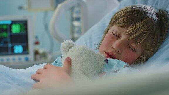 重病男孩睡在重症监护室的床上