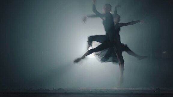 两个年轻漂亮的女芭蕾舞演员跑起来跳在不同的一边
