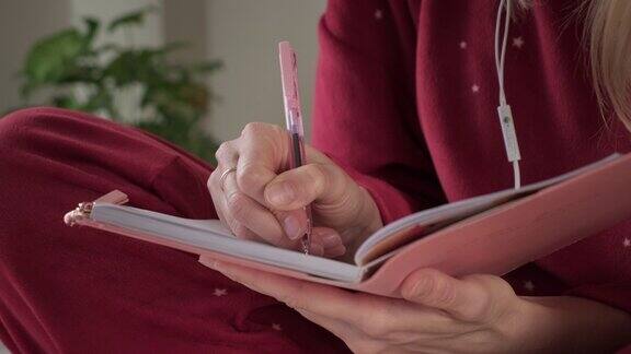 女人在写日记