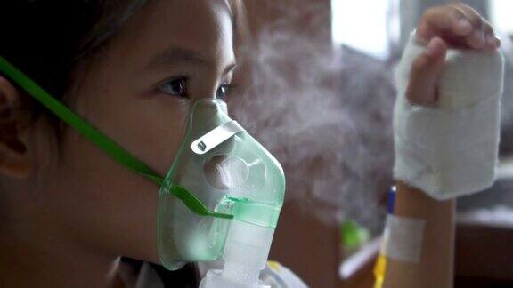 一名亚洲小女孩在医院接受面部吸入面罩治疗