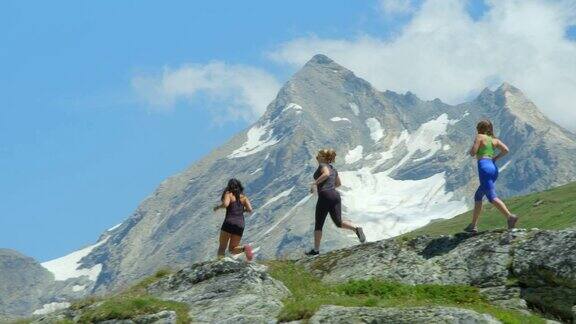 三个女人跑上了一座高海拔的山脉