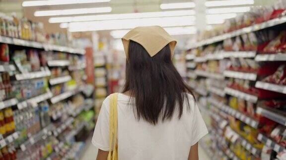 一位女士在超市里戴着防护口罩
