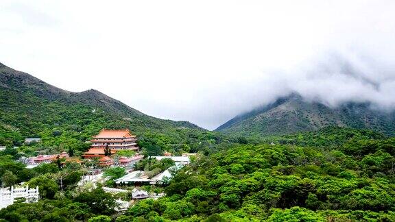 大佛所在的宝莲寺是一座佛教寺院位于香港大屿山昂坪高原