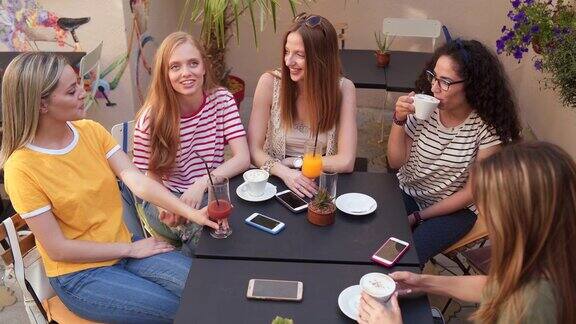 女性朋友在咖啡店喝咖啡