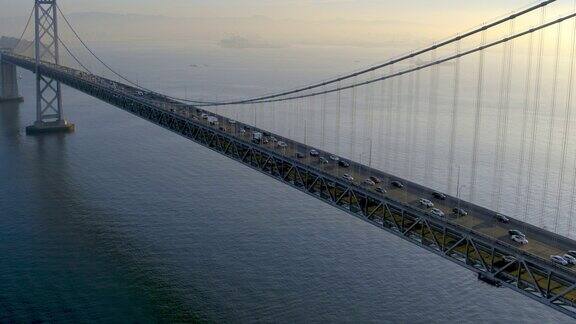 沿着旧金山奥克兰海湾大桥飞行