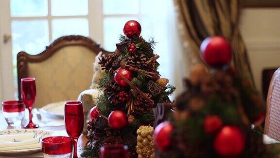 空空如也的圣诞餐桌特写疫情期间空空如也的圣诞餐桌慢镜头圣诞主题餐桌餐桌上装饰的圣诞树