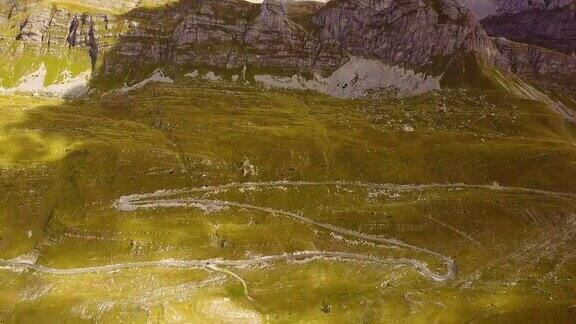 在杜米托陡峭的岩石山脚下的急转弯鸟瞰图