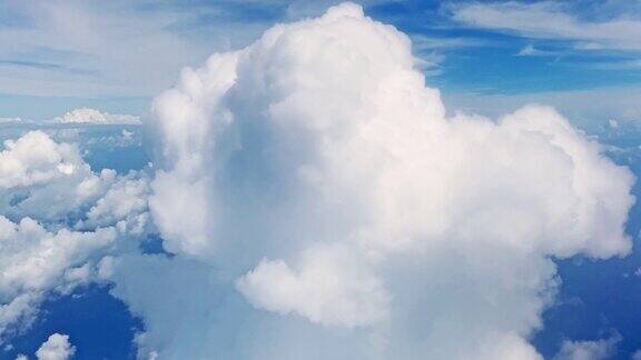 鸟瞰图飞行侧蓬松的云与清澈的蓝色天空