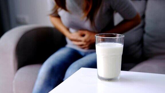 有胃痛的女人喝一杯牛奶有乳糖不耐症保健理念