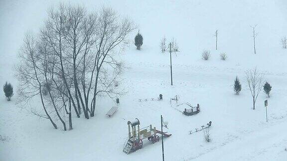 暴风雪降临在公园的儿童游乐场