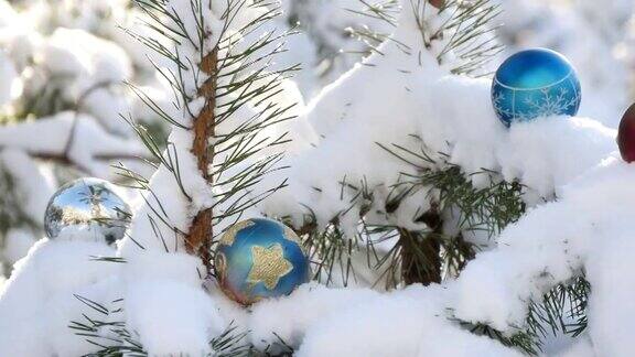 白雪覆盖的冷杉树枝上的圣诞球