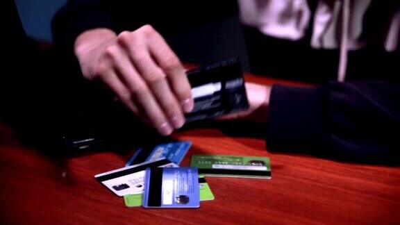 黑客从信用卡上偷钱付款安全概念