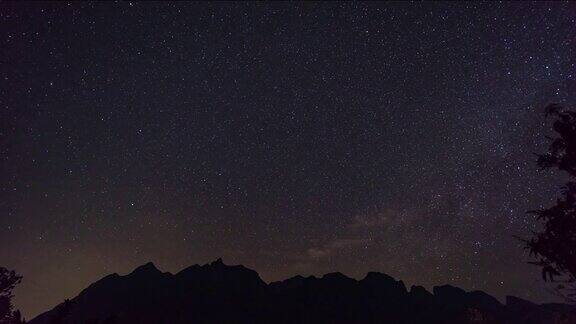 星星移动在剪影山DoiLuangChiang道延时视频