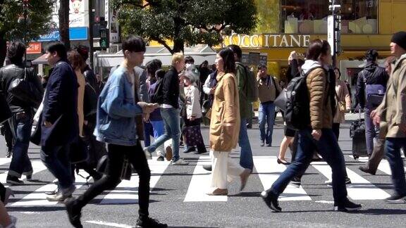 慢镜头:日本东京行人过马路