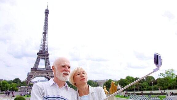 一对老夫妇在埃菲尔铁塔附近自拍在欧洲旅游退休后活跃的现代生活