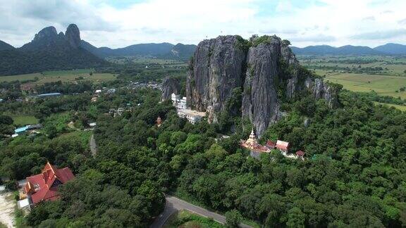 鸟瞰泰国华富里省的佛寺和奇形怪状的山