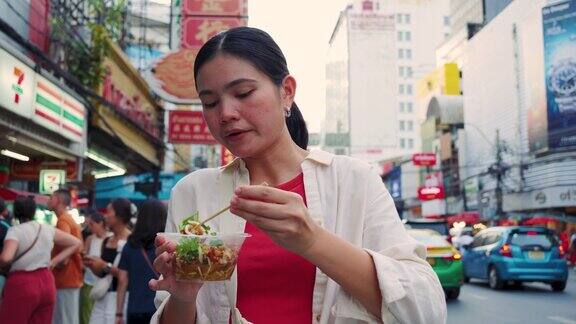 泰国游客在泰国曼谷的唐人街拍照和吃饭