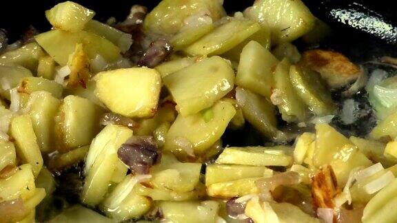 土豆和洋葱在平底锅里煎