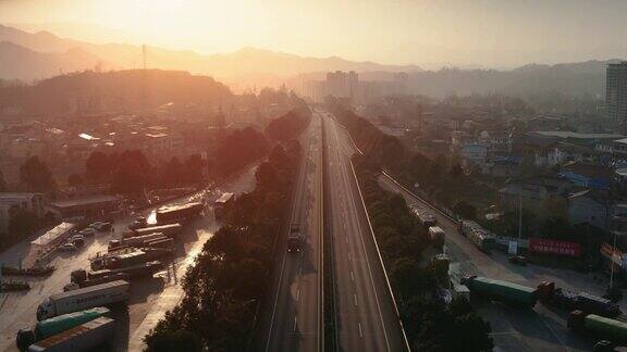 日落时高速公路的鸟瞰图