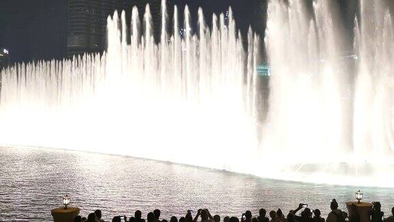 迪拜市中心哈利法塔和迪拜购物中心附近的跳舞喷泉