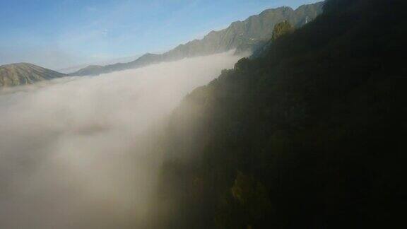 在爪哇雾中飞行的视频火山背景