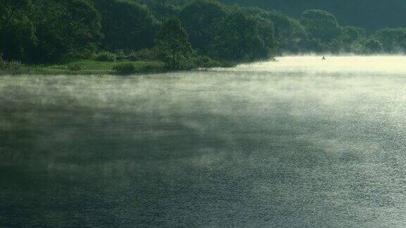 湖上有晨雾