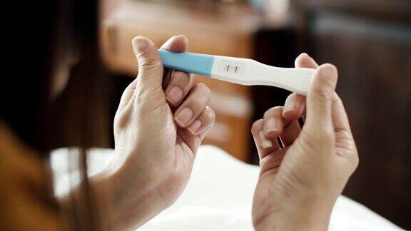 女性手上的妊娠测试阳性