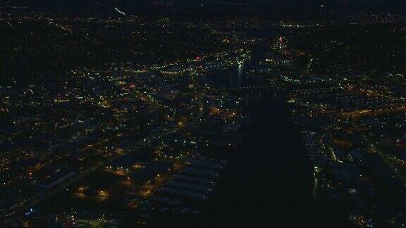 乘坐直升飞机在华盛顿湖船运河巴拉德桥弗里蒙特切湖联合城城市夜间灯光滨水景观
