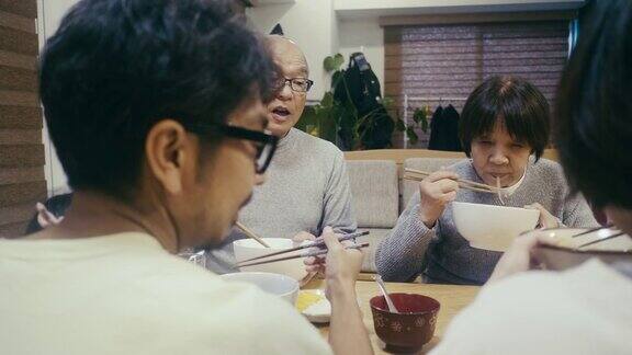 几代同堂的日本家庭在吃年夜面