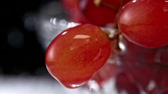 水倒在红色的葡萄浆果上