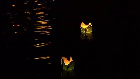 近距离观察:节日之夜五彩缤纷的彩灯漂浮在宁静的河上