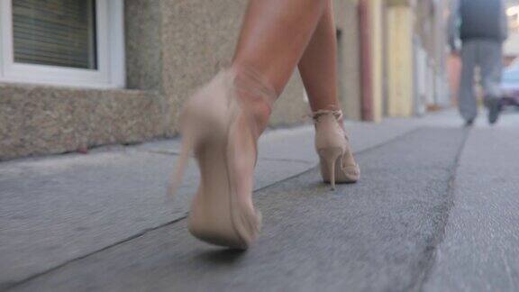 街上穿着高跟鞋