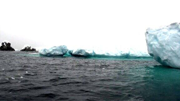 南极洲海洋中的冰山和浮冰