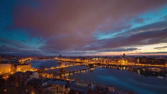 匈牙利布达佩斯黎明时分城市景观和多瑙河上空云层飘过