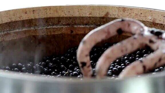 葡萄园-收获-葡萄在桶里