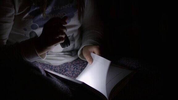 MS小女孩用手电筒看书