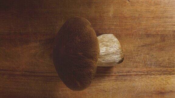 准备野生蘑菇烹饪