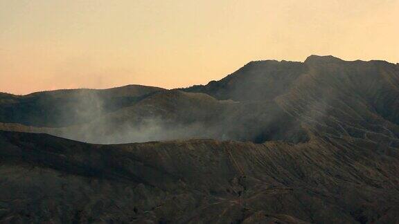 布罗莫火山喷出浓烟