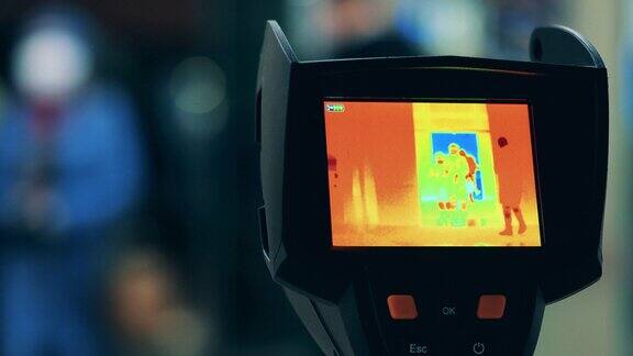 扫描过路行人时热感摄像机的屏幕