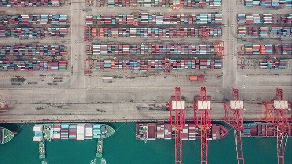 无人机视角与集装箱船繁忙的工业港口