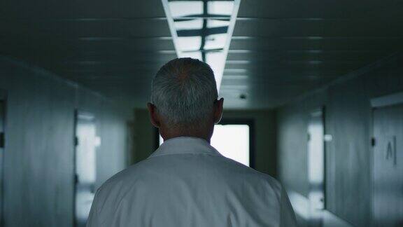 这是一位职业男医生走过医院走廊的照片肖像镜头